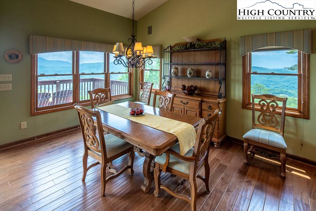 Image number 8 for the current listing