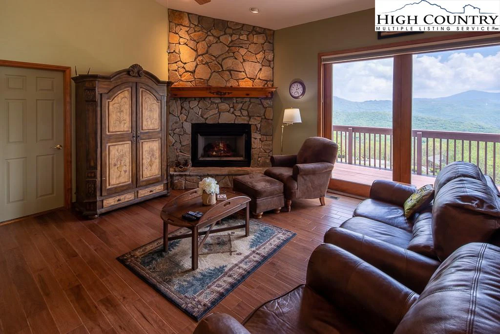 Image number 19 for the current listing