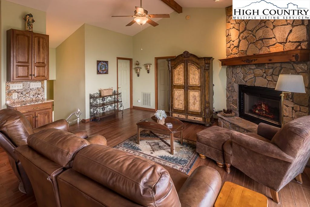 Image number 18 for the current listing