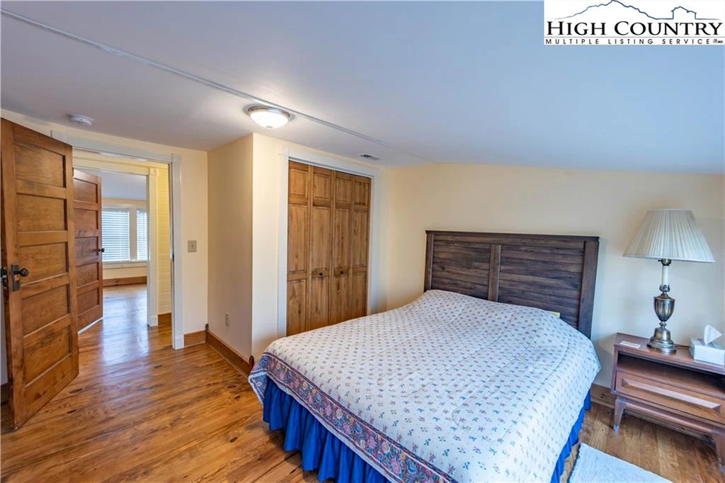 Image number 3 for the current listing