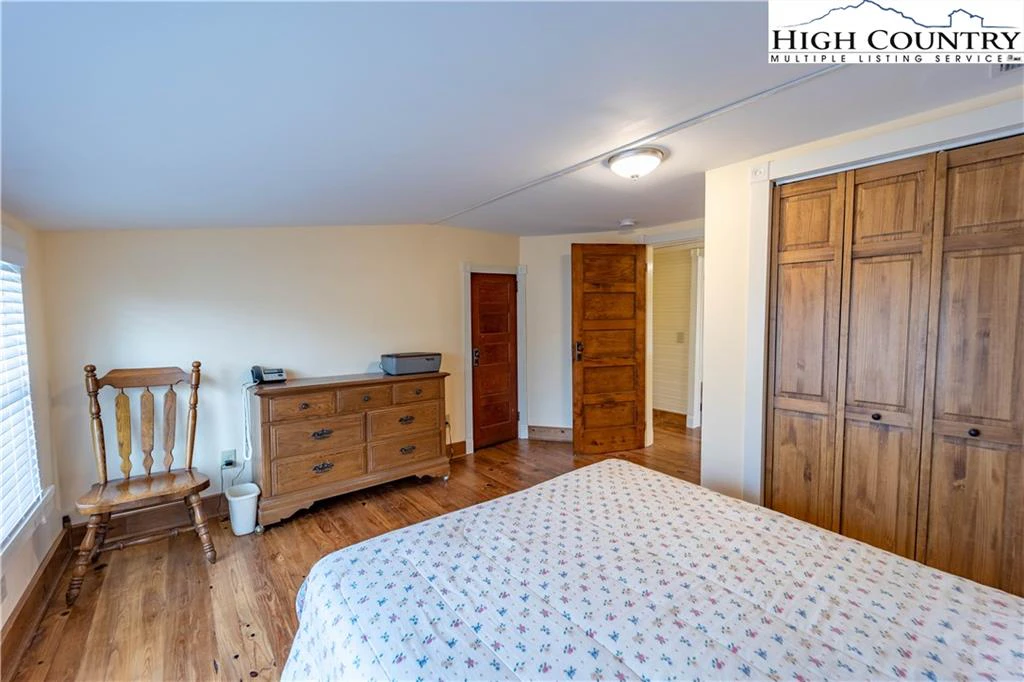 Image number 4 for the current listing