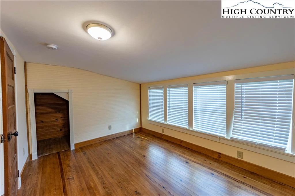Image number 6 for the current listing