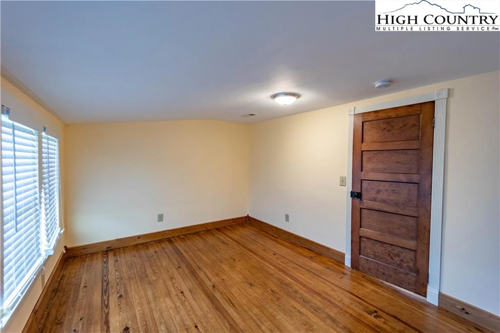 Image number 7 for the current listing