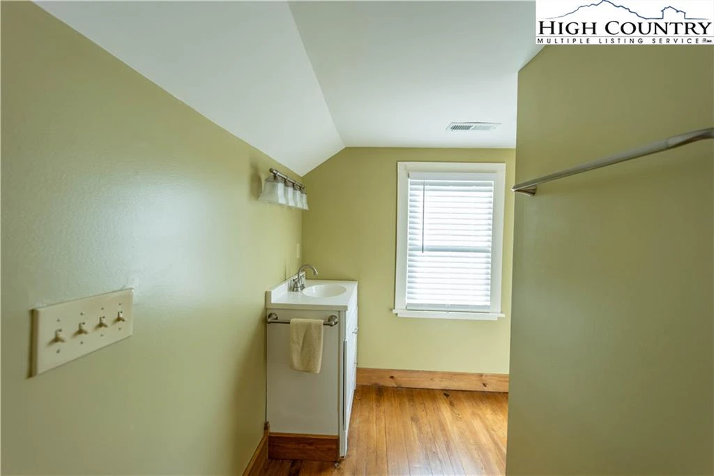 Image number 8 for the current listing