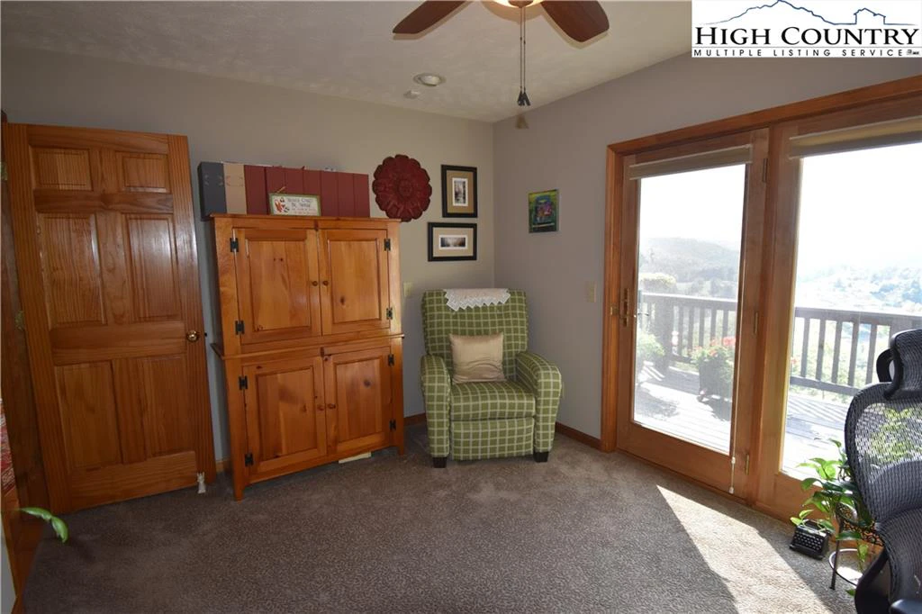Image number 4 for the current listing