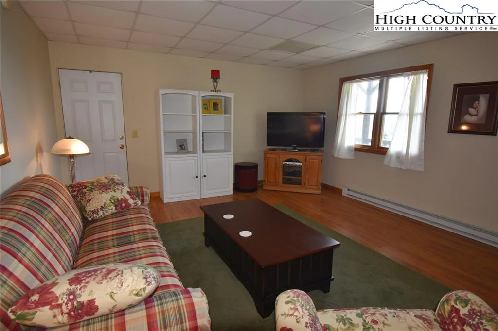 Image number 11 for the current listing
