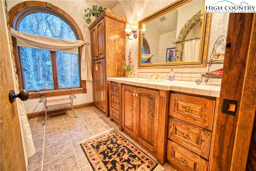 Image number 14 for the current listing