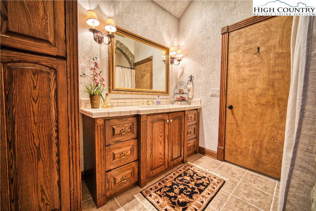 Image number 3 for the current listing