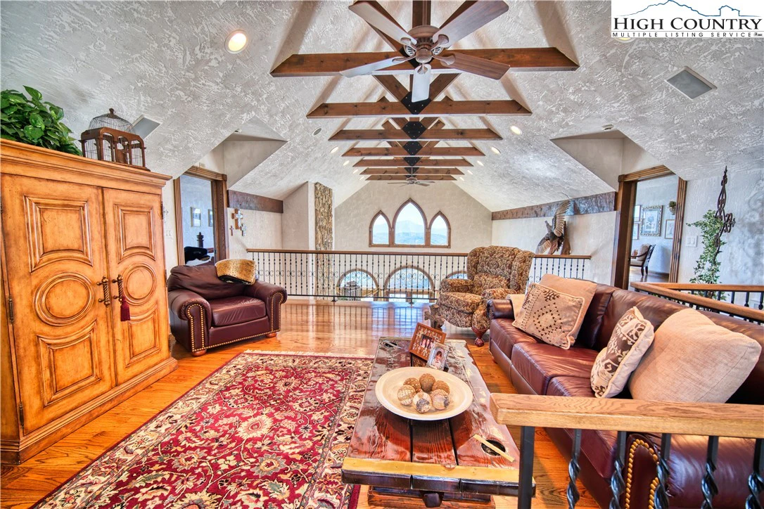 Image number 4 for the current listing