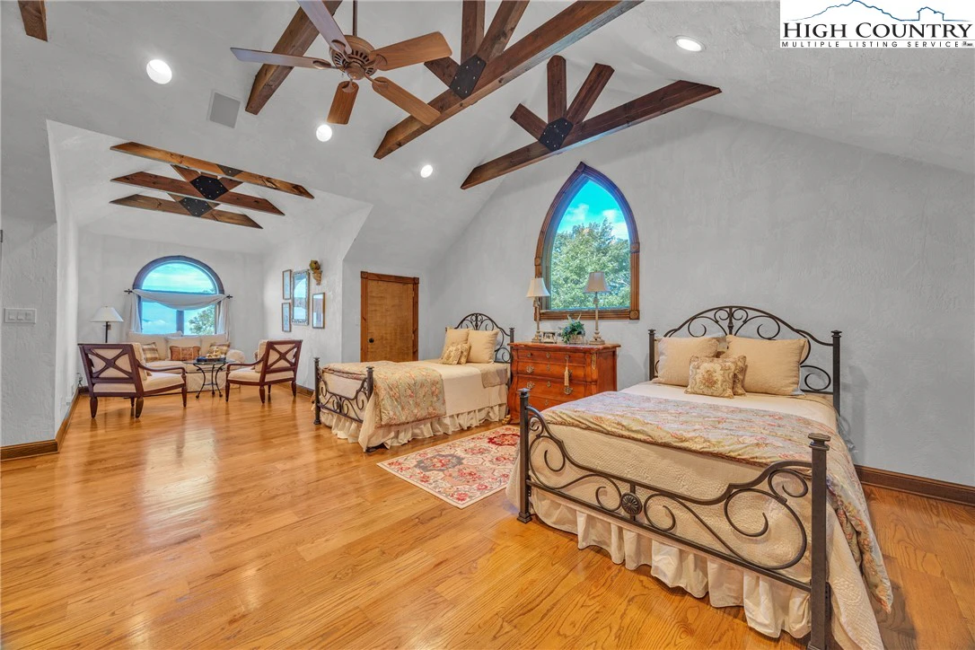Image number 8 for the current listing