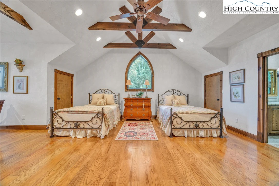 Image number 9 for the current listing