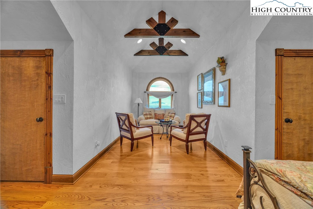 Image number 10 for the current listing