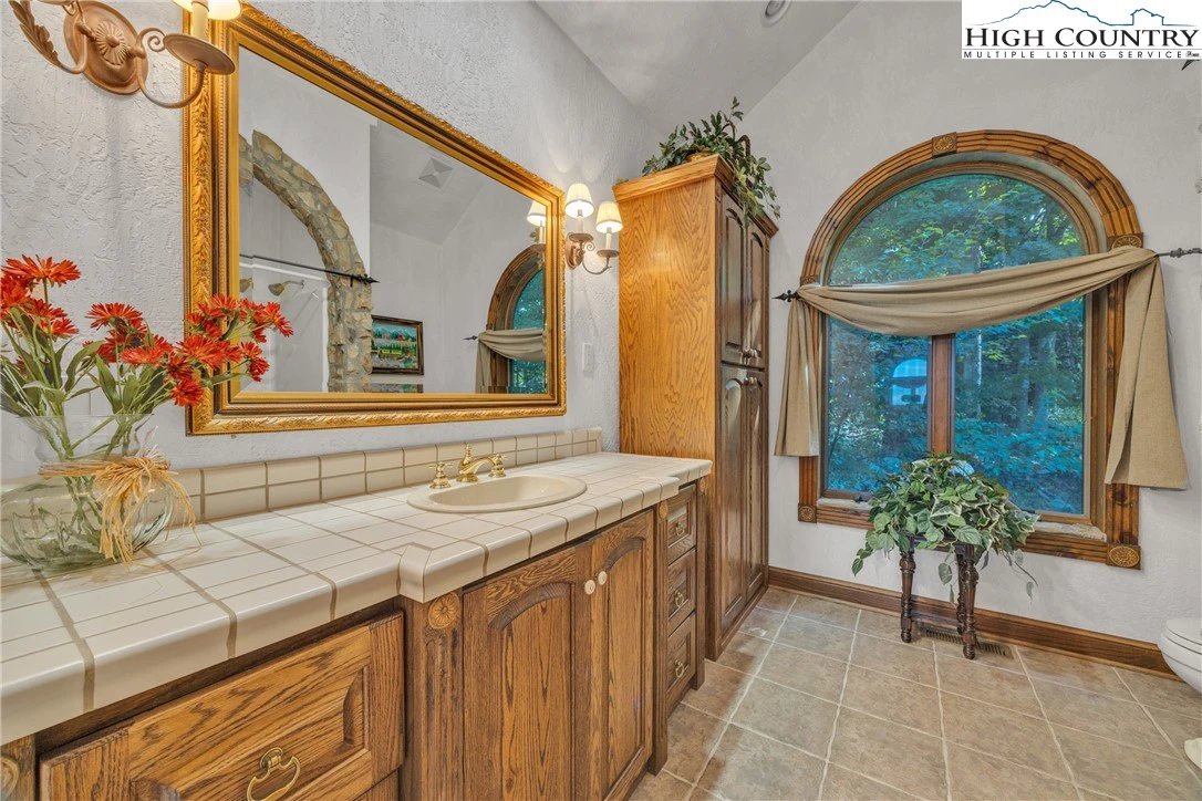 Image number 11 for the current listing