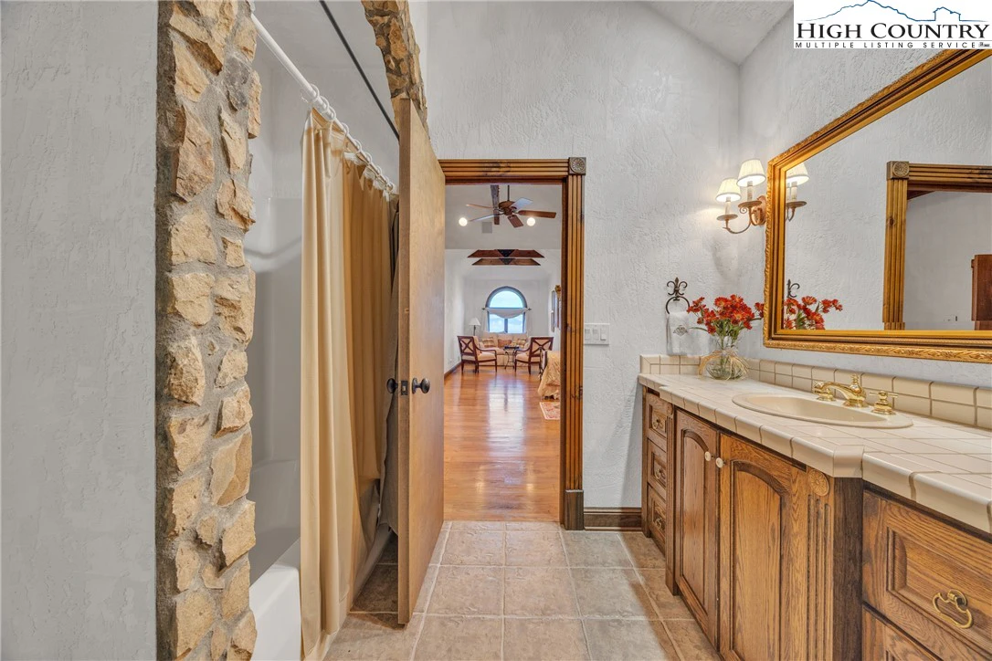 Image number 12 for the current listing