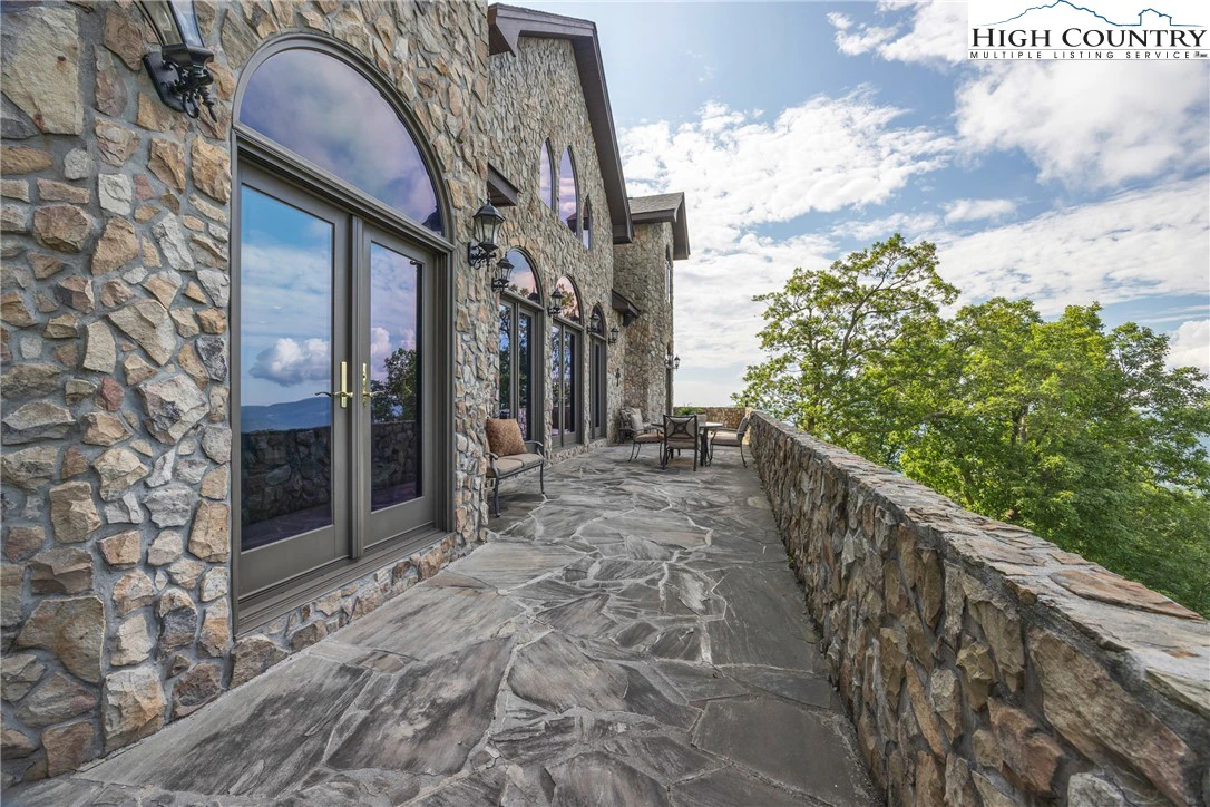 Image number 2 for the current listing