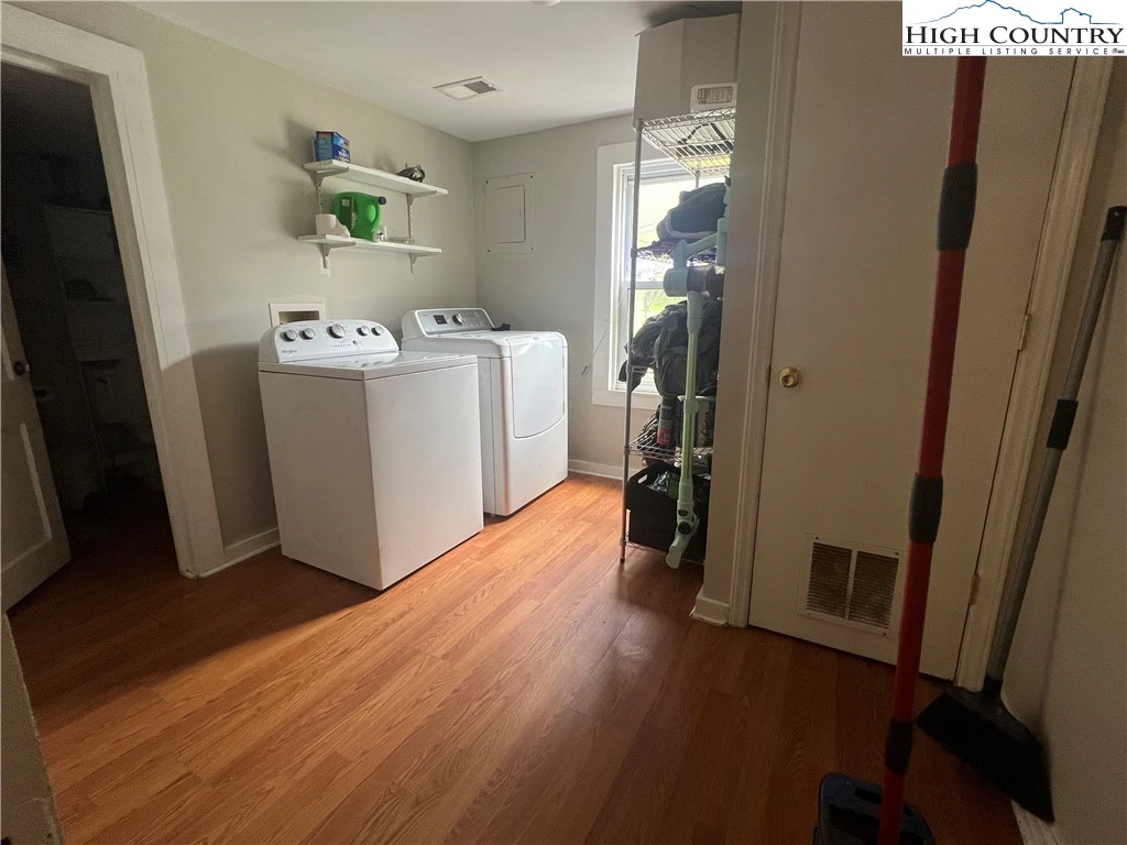 Image number 11 for the current listing