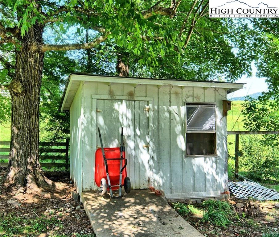 Image number 13 for the current listing