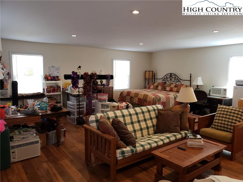Image number 4 for the current listing