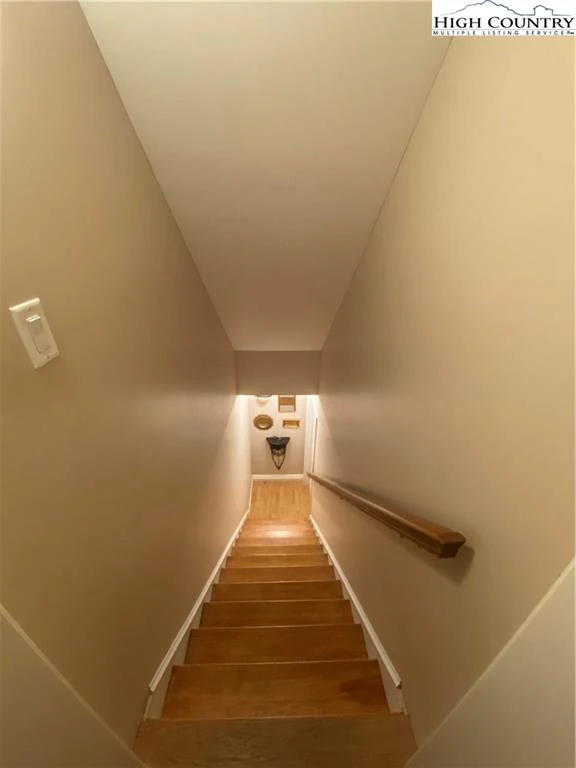 Image number 8 for the current listing