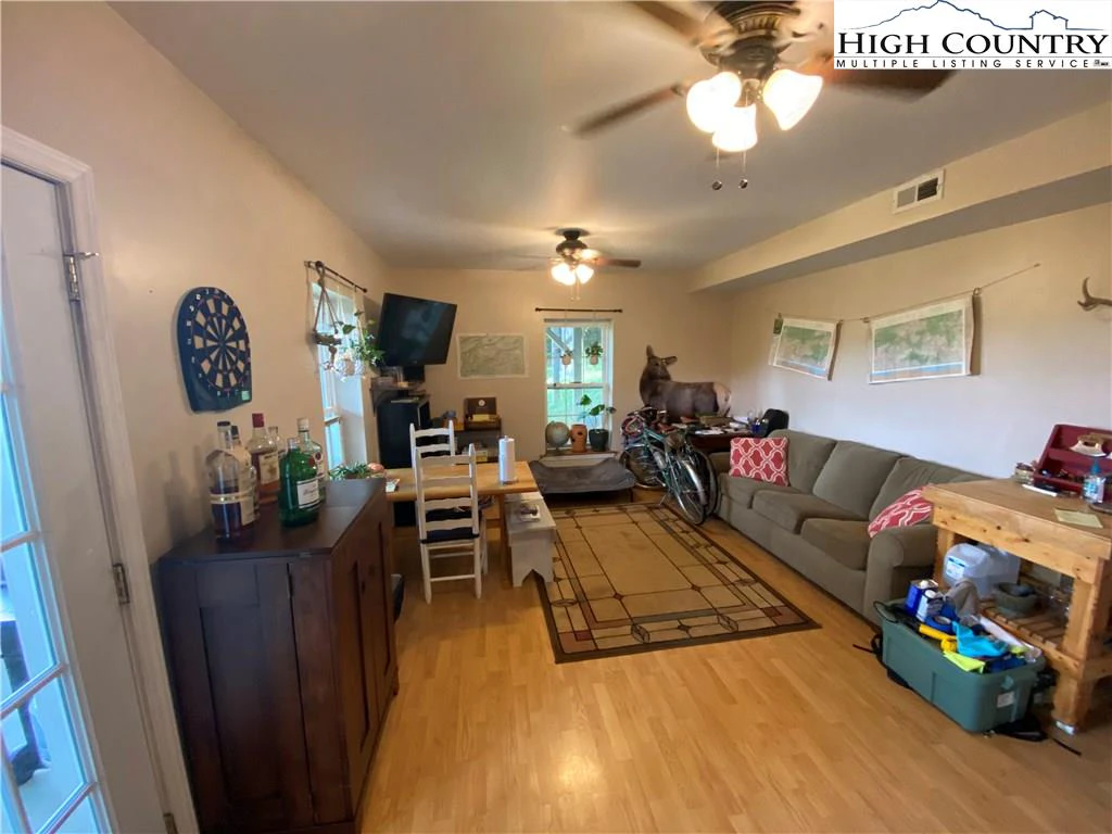 Image number 9 for the current listing