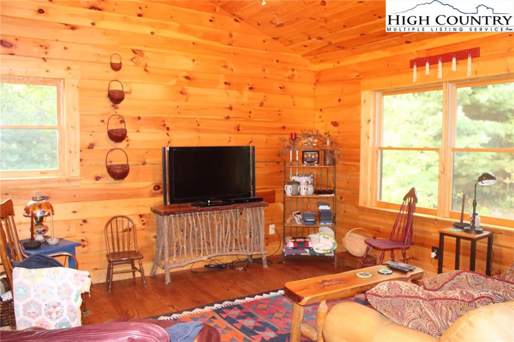 Image number 19 for the current listing