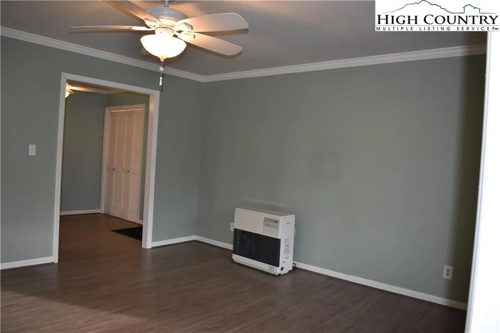 Image number 15 for the current listing