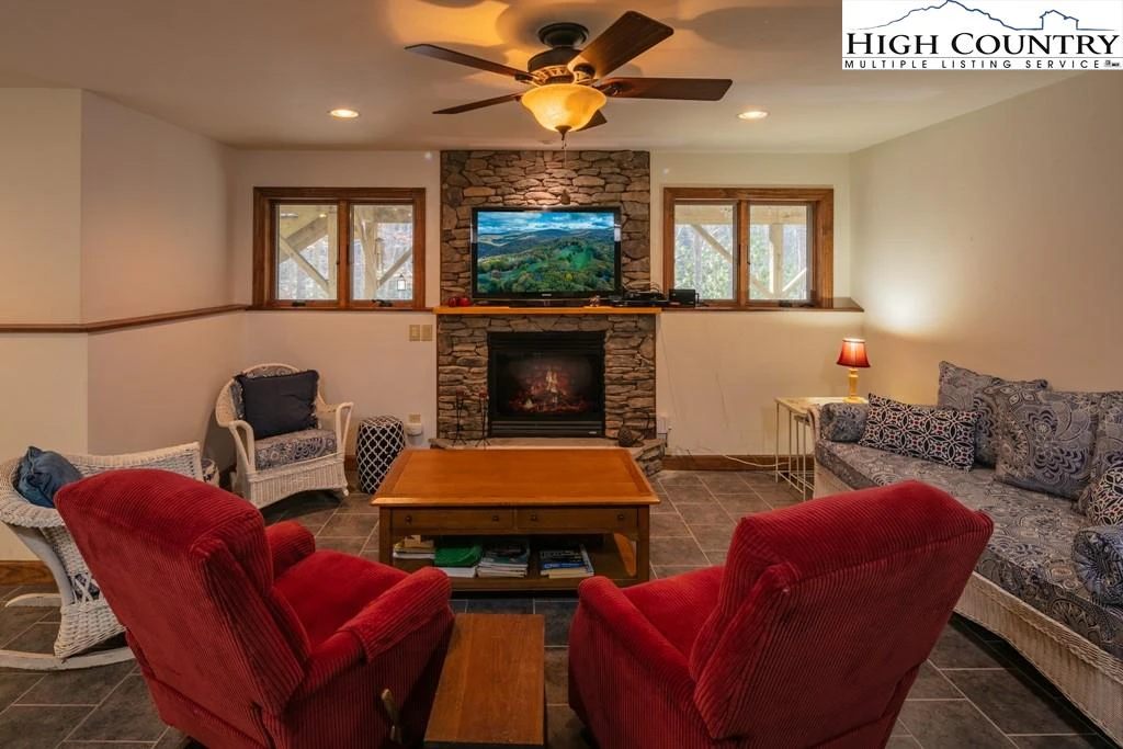 Image number 3 for the current listing