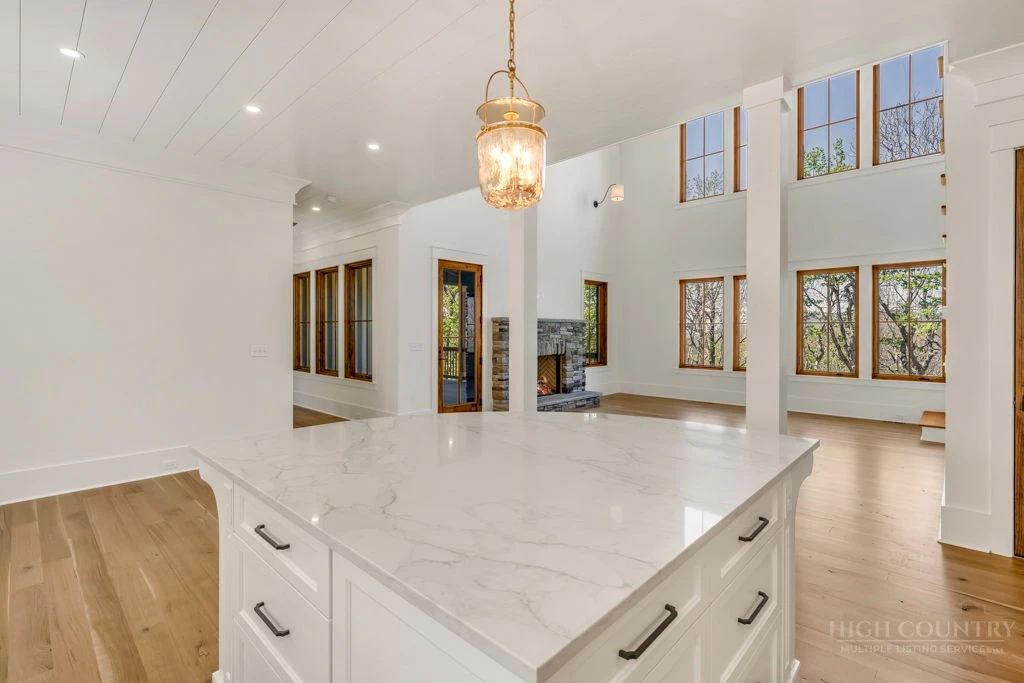 Image number 19 for the current listing