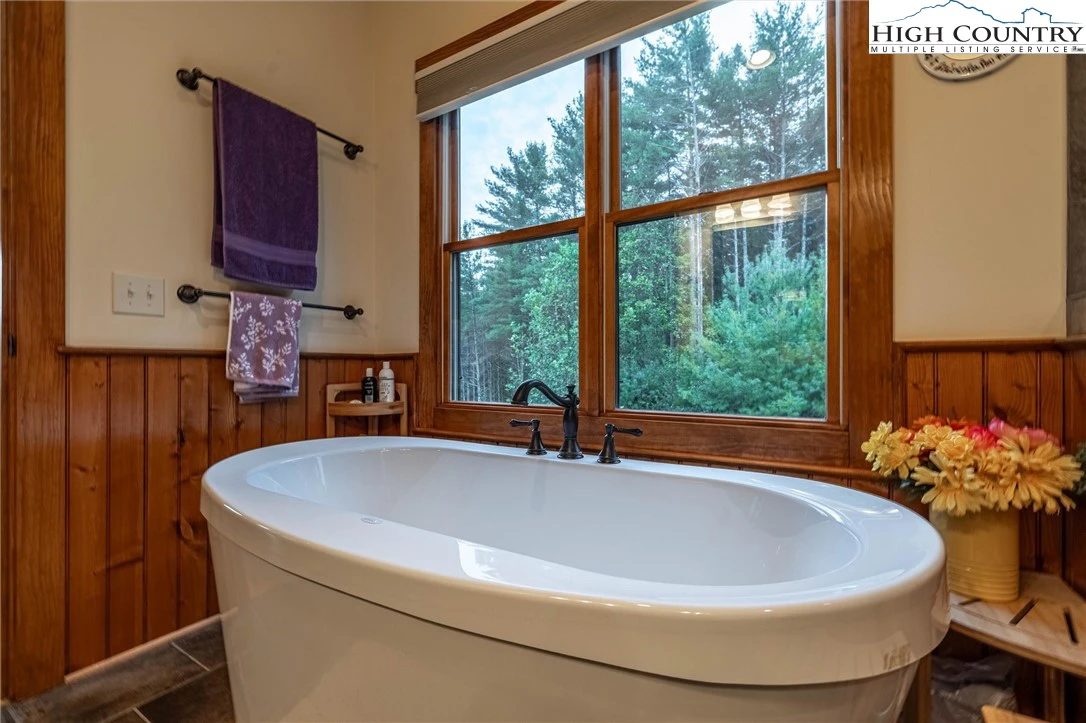 Image number 14 for the current listing