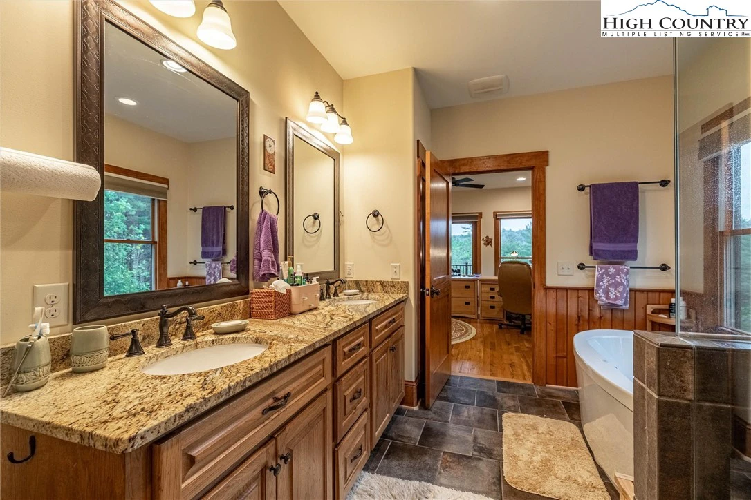 Image number 3 for the current listing