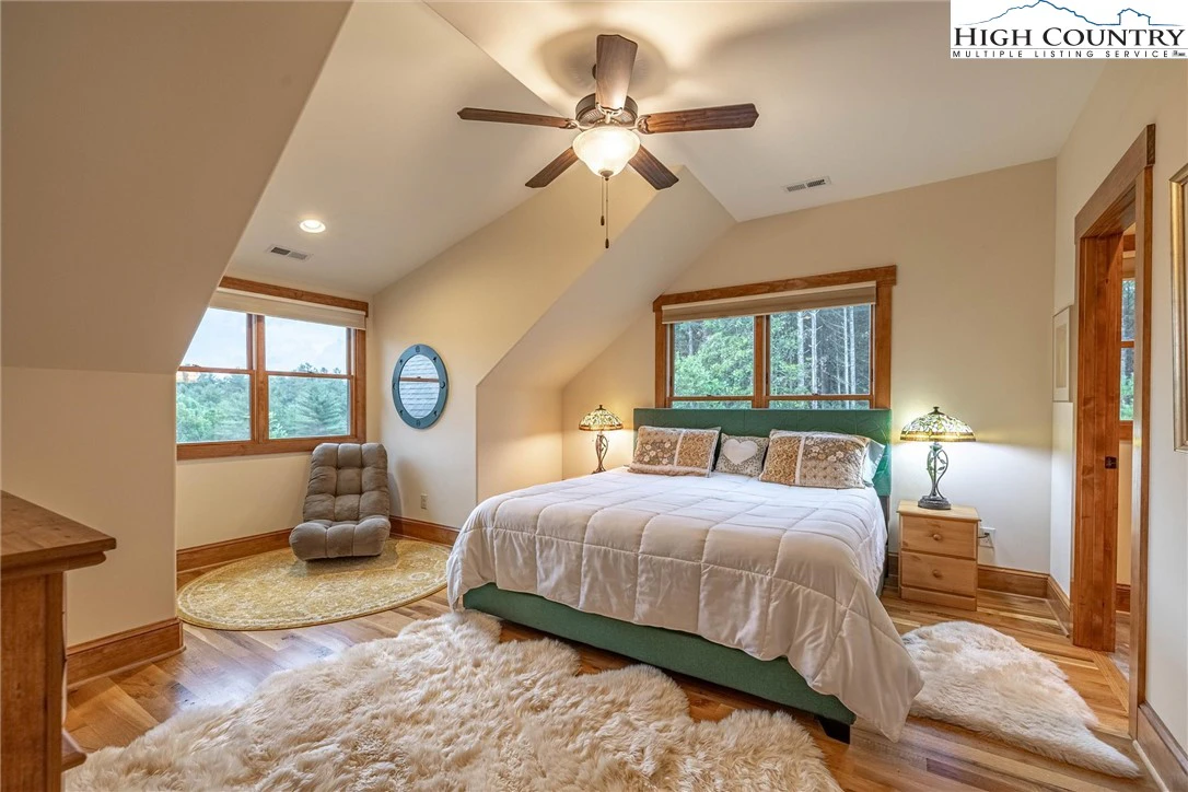 Image number 8 for the current listing