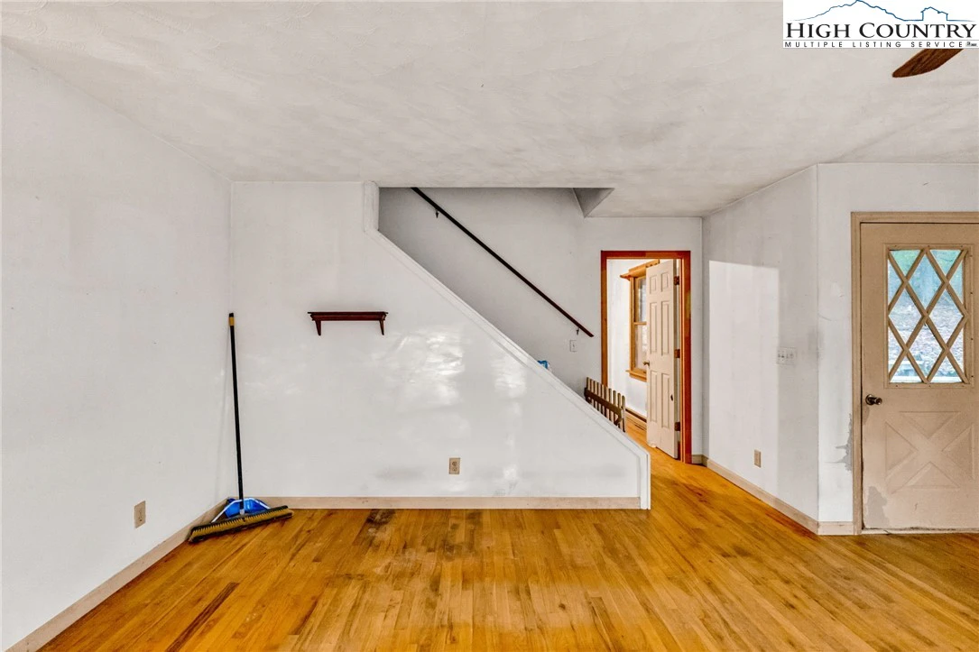 Image number 7 for the current listing