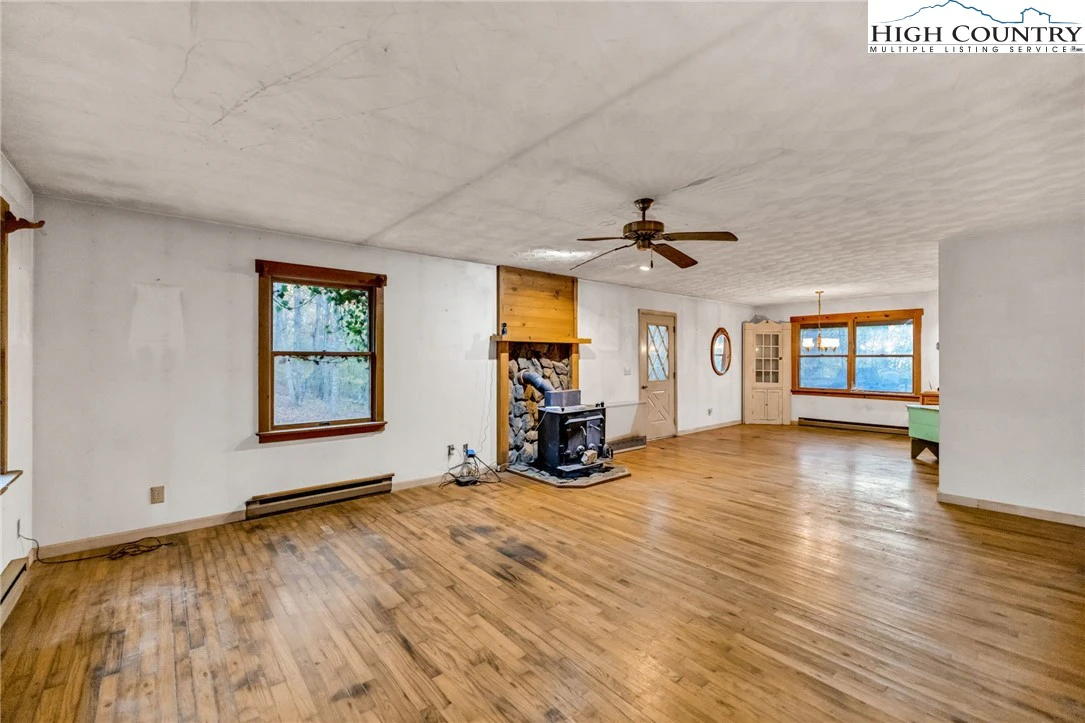 Image number 21 for the current listing