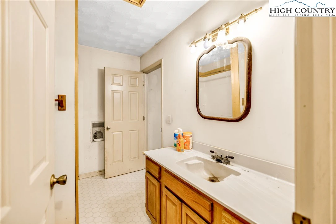 Image number 3 for the current listing