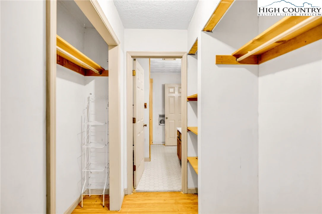 Image number 4 for the current listing