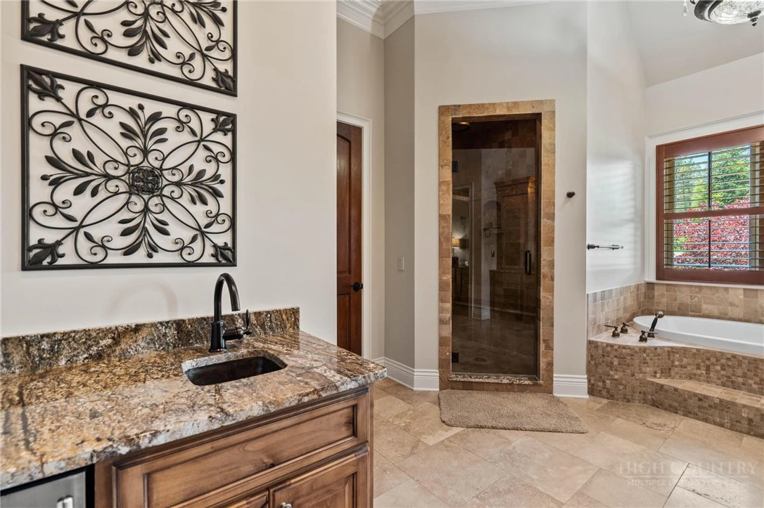 Image number 6 for the current listing