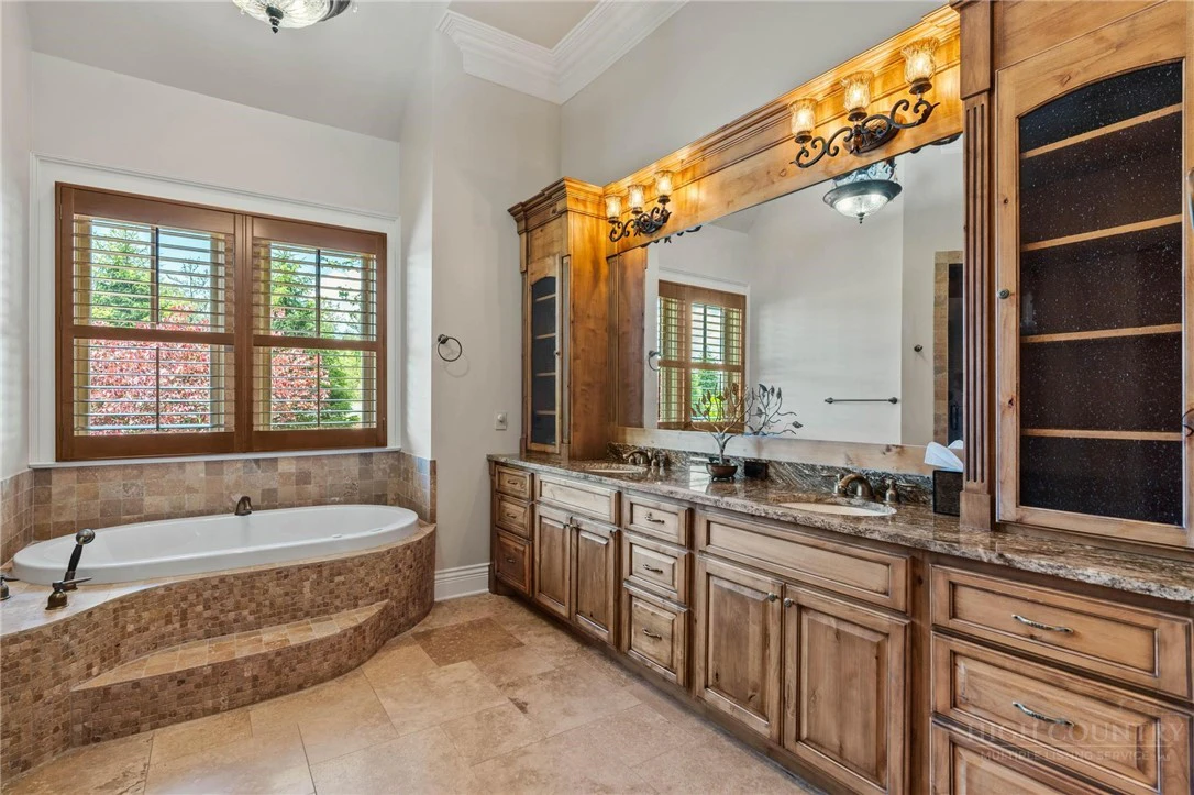 Image number 7 for the current listing