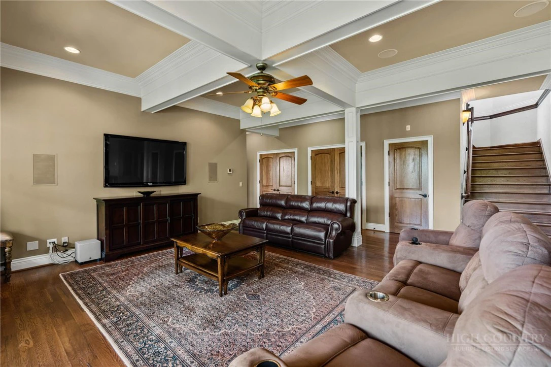 Image number 11 for the current listing