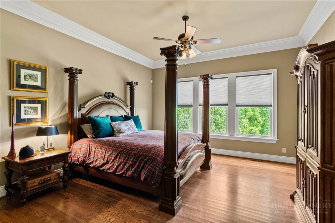 Image number 18 for the current listing