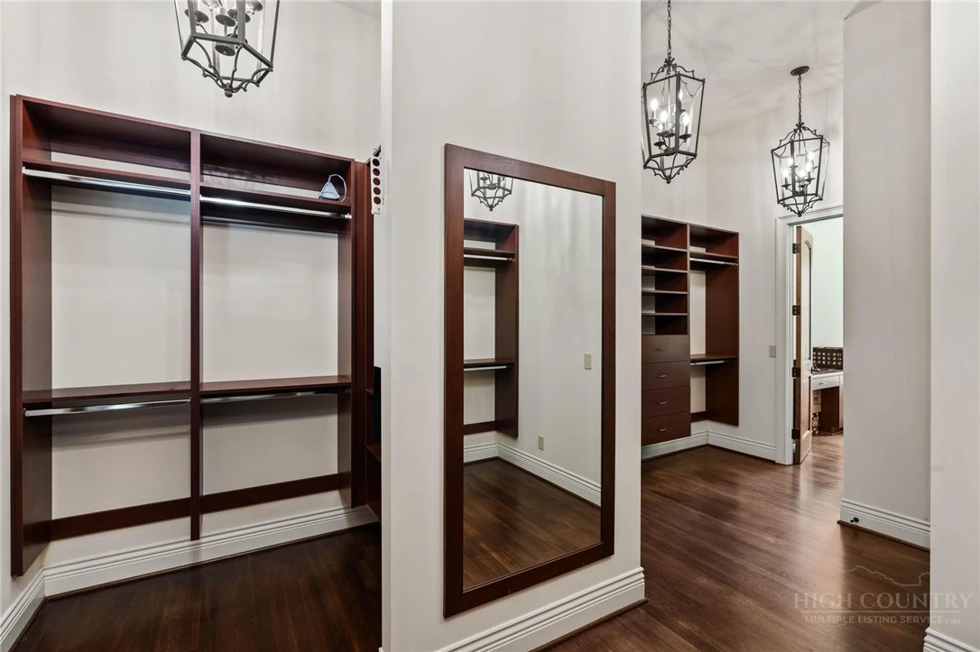 Image number 9 for the current listing