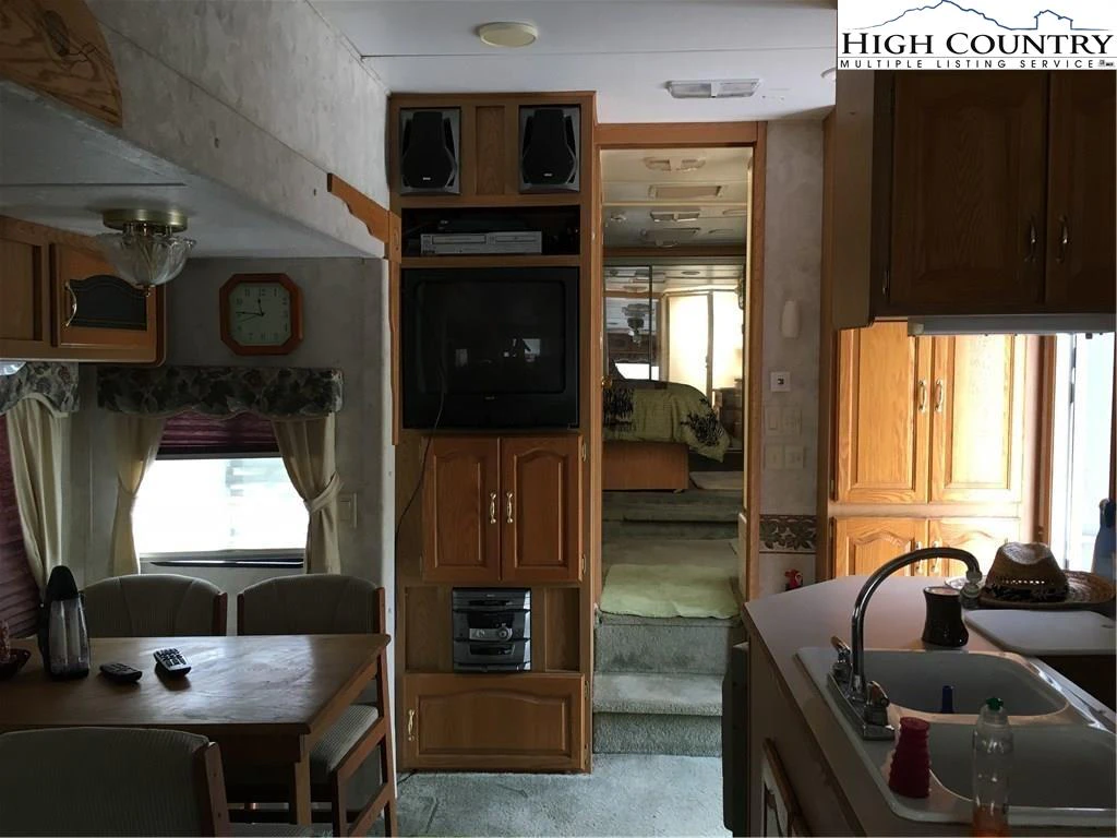 Image number 2 for the current listing