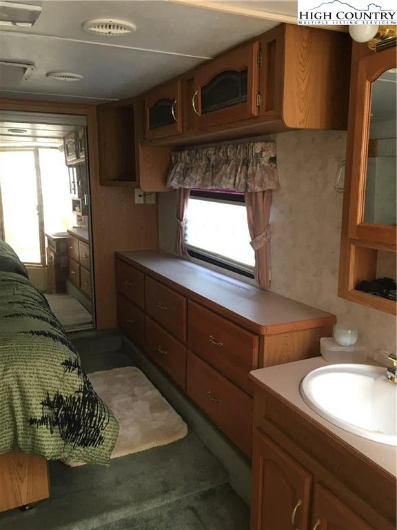 Image number 8 for the current listing