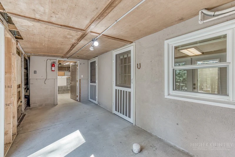 Image number 7 for the current listing