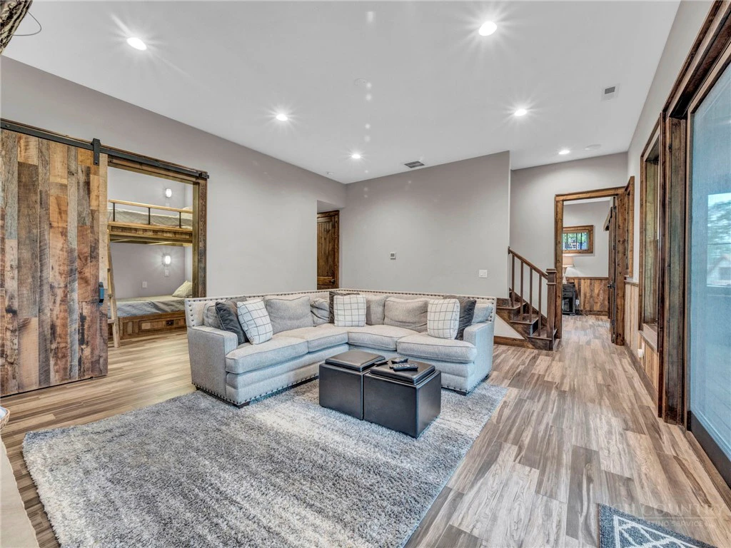 Image number 8 for the current listing