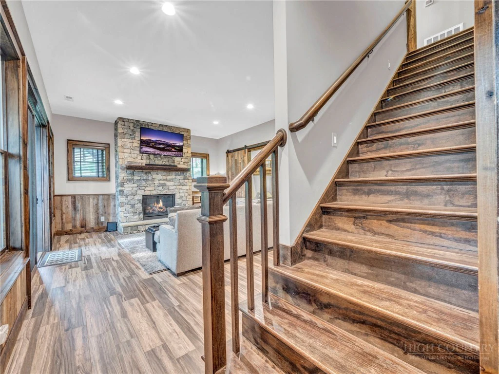 Image number 12 for the current listing