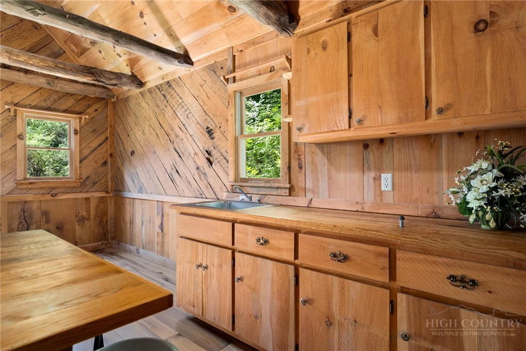 Image number 14 for the current listing
