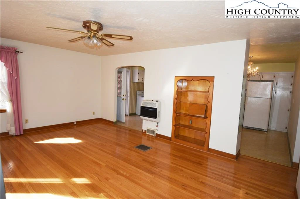 Image number 16 for the current listing