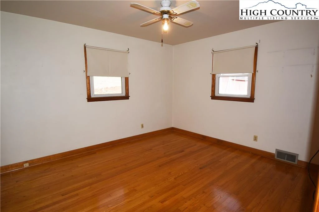 Image number 15 for the current listing