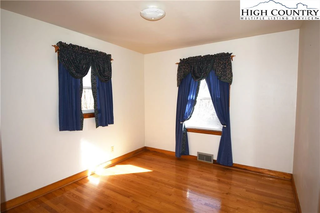 Image number 14 for the current listing