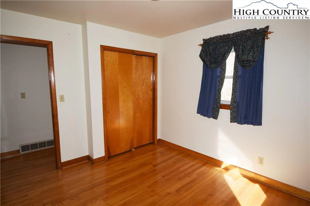 Image number 13 for the current listing